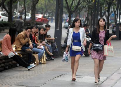 女子与多人发生关系后勒索钱财